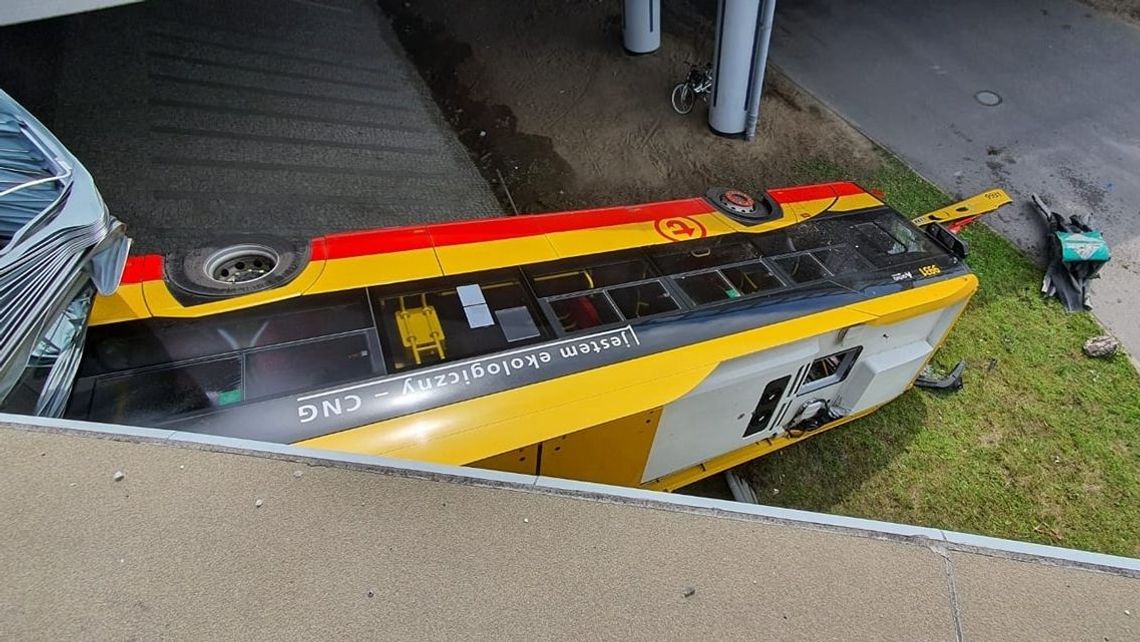 W Warszawie autobus spadł z wiaduktu. Są ranni i jedna ofiara [zdjęcia]