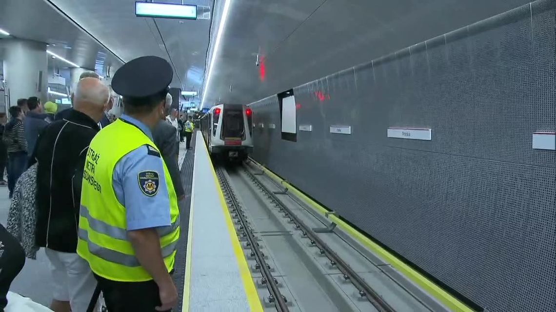 W Warszawie otwarto trzy nowe stacje metra