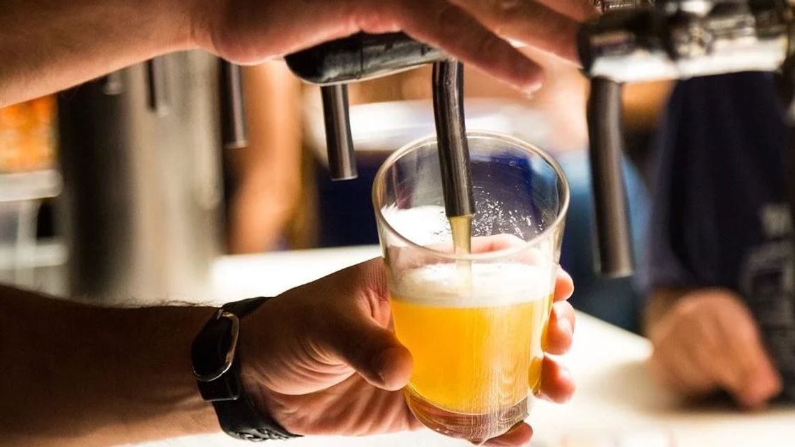 W weekend pijemy w domu. Coraz więcej barów i restauracji zamyka się przez koronawirusa