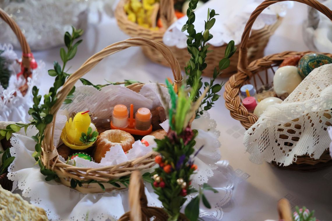 W Wielką Sobotę nie ma mszy. Nawiedzamy grób pański i święcimy pokarmy Wielka Sobota w Kościele katolickim to czas milczenia i zadumy. Wierni nawiedzają groby pańskie, rozważając mękę i śmierć Chrystusa i Jego zstąpienie do otchłani, oczekując na zmartwychwstanie. W Polsce w kościołach odbywa