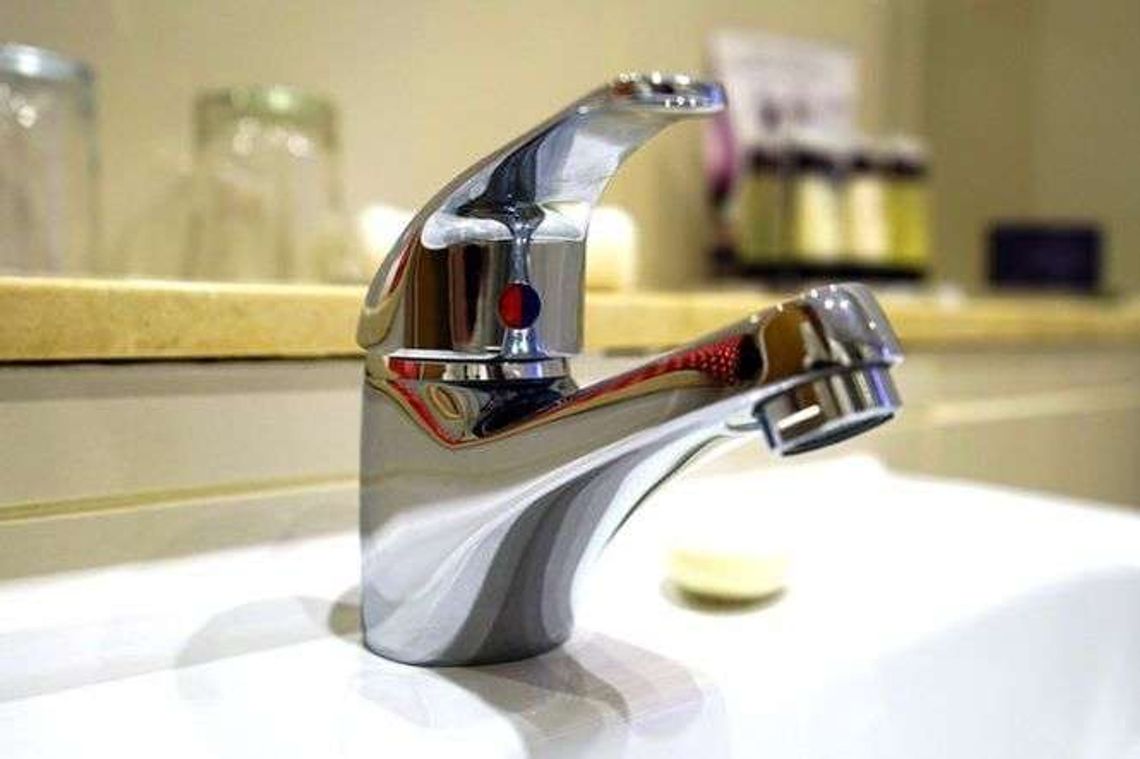 W wielu domach na wsiach nie ma łazienki. Dzielą pieniądze na wodociągi i kanalizację