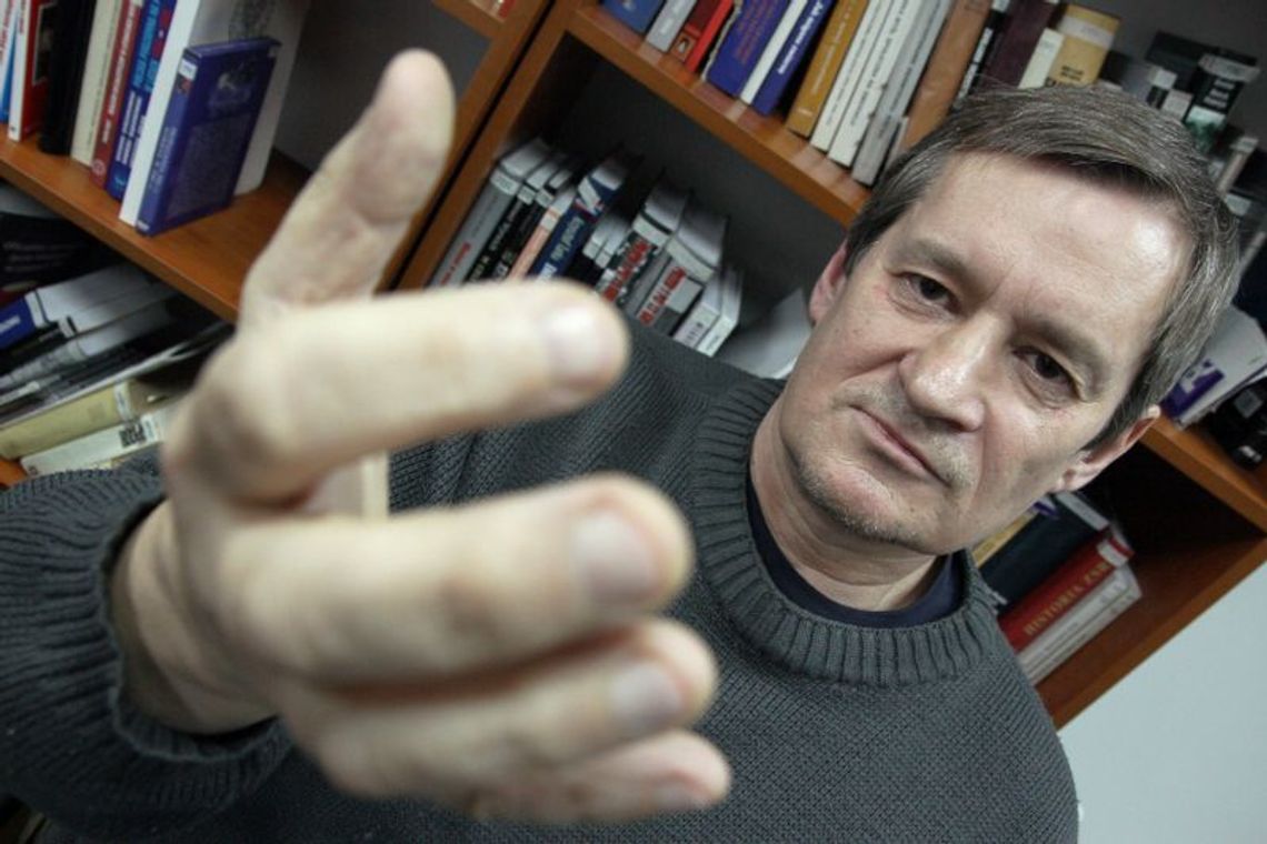 \"W więzieniu też konspirowaliśmy\". Opowieść byłego studenta, który w areszcie wydawał biluetyn \"W więzieniu też konspirowaliśmy\". Opowieść byłego studenta, który w areszcie wydawał biluetyn