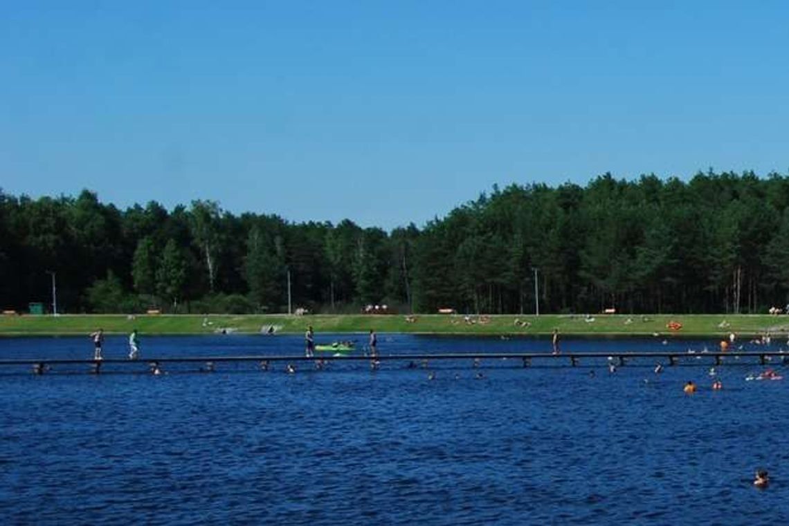 W zalewie w Biłgoraju kąpią się tylko sinice. "Gdy spadnie temperatura sytuacja powinna się poprawić" W zalewie w Biłgoraju kąpią się tylko sinice. "Gdy spadnie temperatura sytuacja powinna się poprawić"
