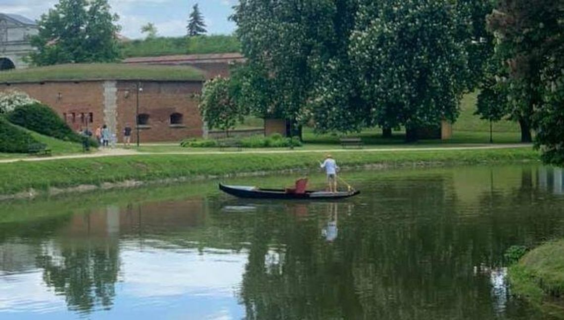 W Zamościu jak w Wenecji. Gondola w miejskim parku W Zamościu jak w Wenecji. Gondola w miejskim parku