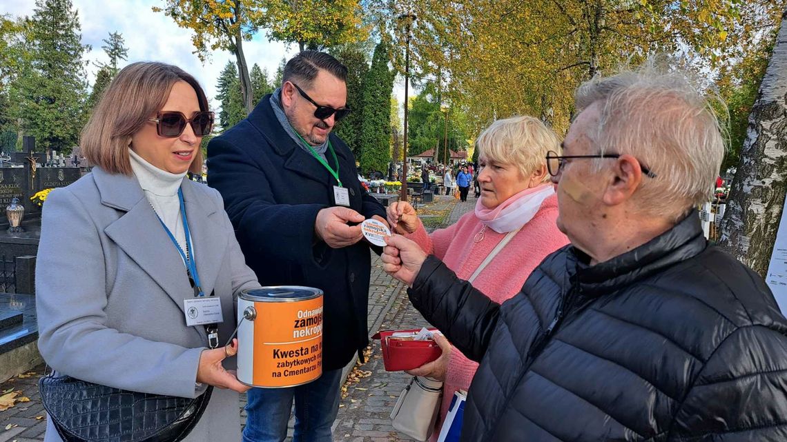 W Zamościu już kwestują. Na cmentarzu nie tylko ze zniczami 