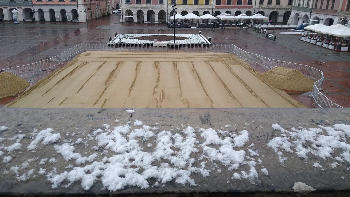 W Zamościu już montują lodowisko. W tym roku ceny biletów mocno w górę