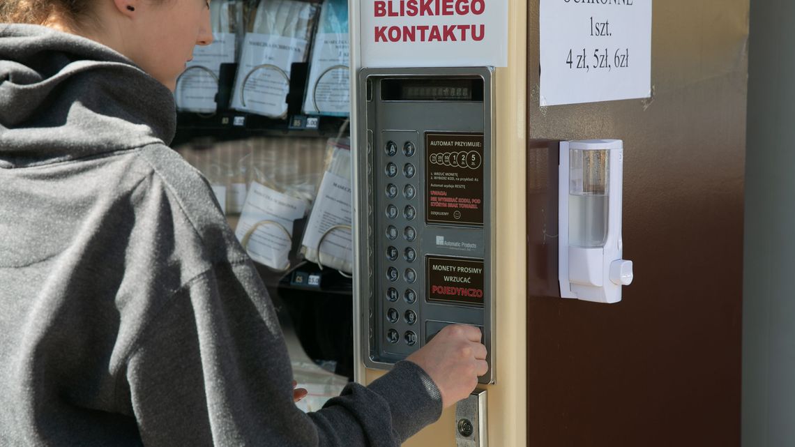 W Zamościu stanął pierwszy maseczkomat. Na ulicy nie ma osób z odsłoniętymi twarzami W Zamościu stanął pierwszy maseczkomat. Na ulicy nie ma osób z odsłoniętymi twarzami