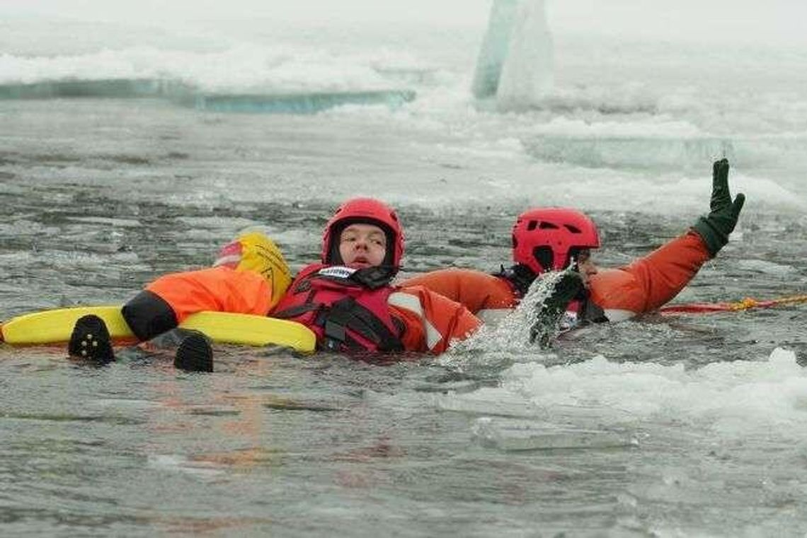 W zimie łatwo może dojść do takiej sytuacji. Zobacz jak wtedy ratują profesjonaliści