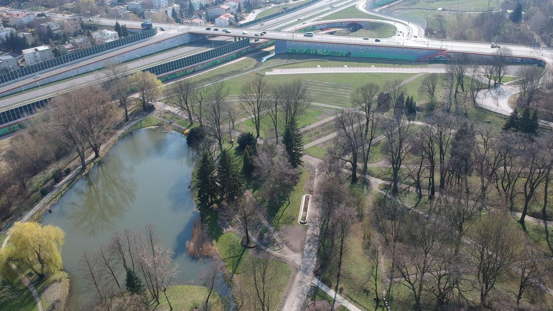 Wąchanie kwiatów przez maseczkę. W weekend otwarcie Ogrodu Botanicznego UMCS w Lublinie