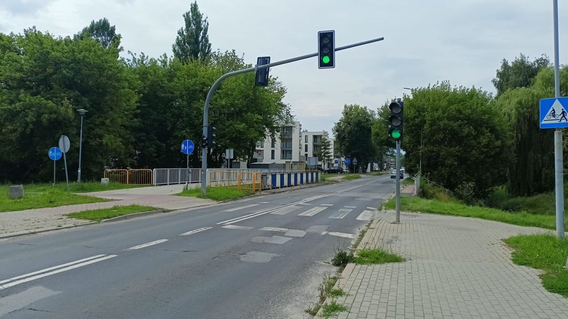 Wahadło na wylotówce z miasta. Zedrą asfalt, wyleją nowy Wahadło na wylotówce z miasta. Zedrą asfalt, wyleją nowy