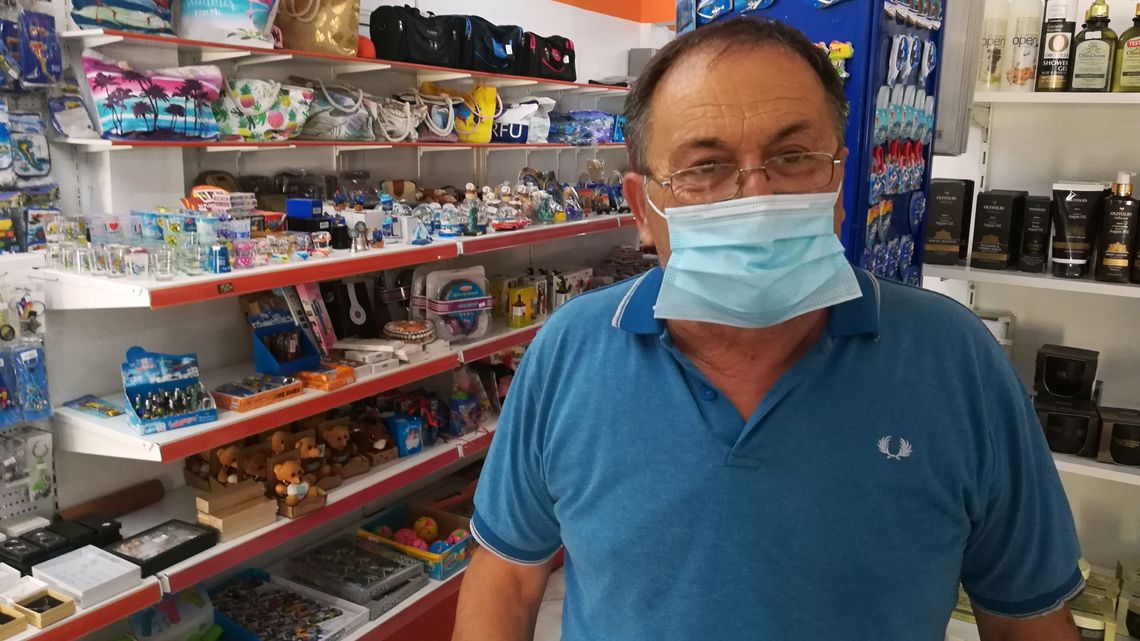 Wakacje na Korfu w dobie koronawirusa. Są mandaty. "A ludzie i tak wchodzą bez maseczek"