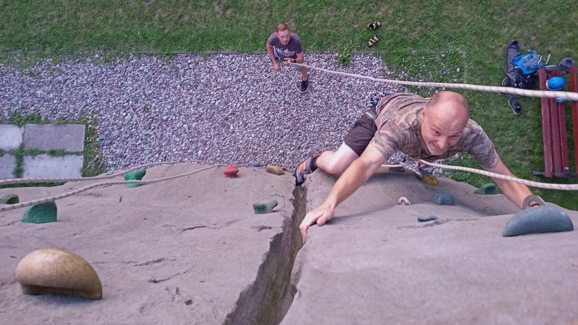 Wakacje na ściance. Wspinaj się za darmo, ale wcześniej umów