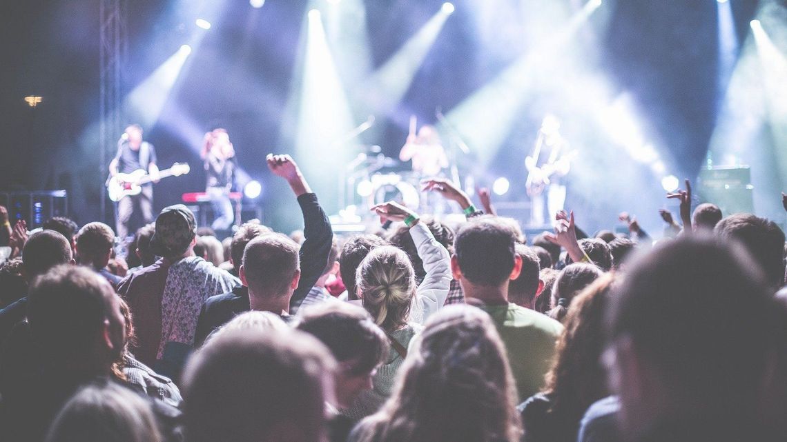 Wakacje w cieniu epidemii. "Na otwartej przestrzeni wirus może się bardzo łatwo przenosić"