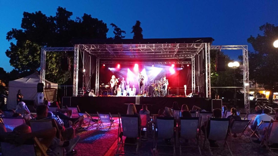 Wakacje w mieście. Piątkowe koncerty i kino letnie 