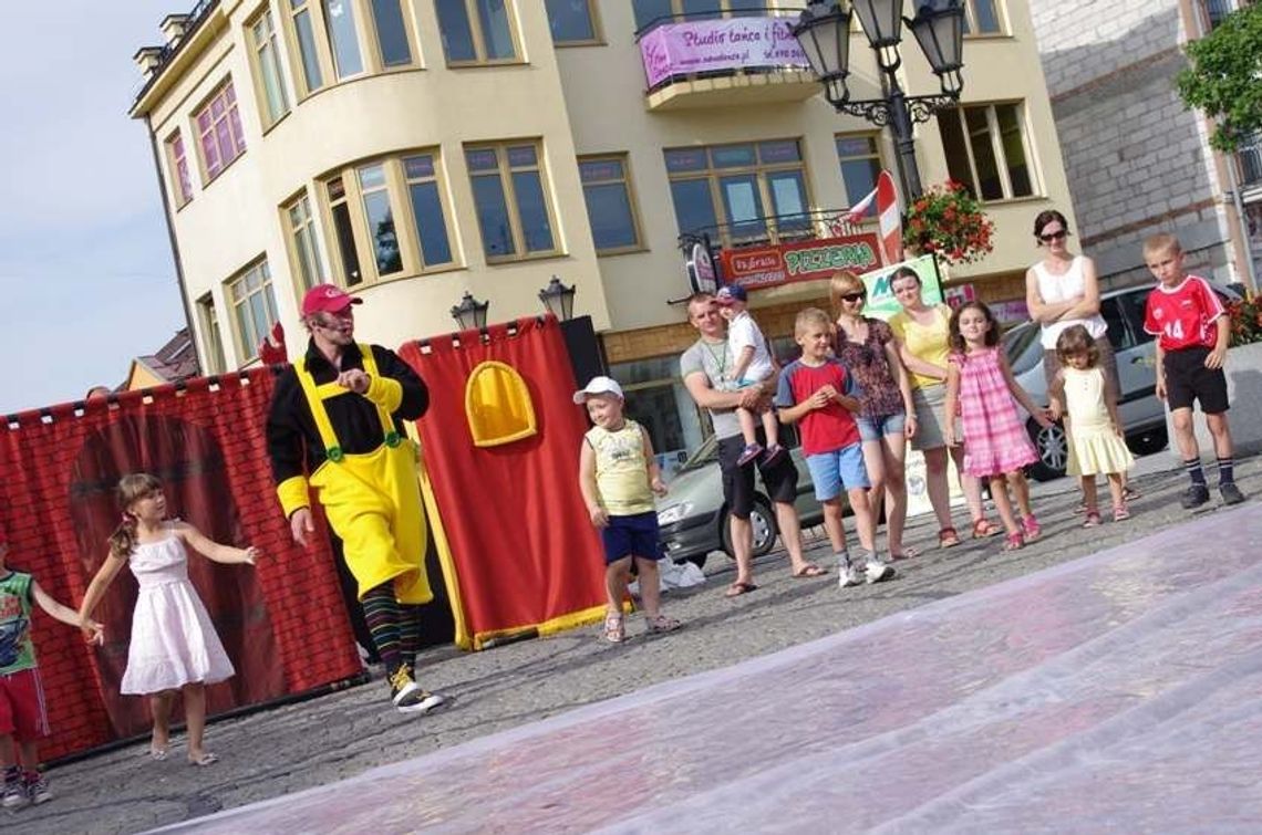 Wakacje z teatrem. Spektakl na pl. Łuczkowskiego w Chełmie