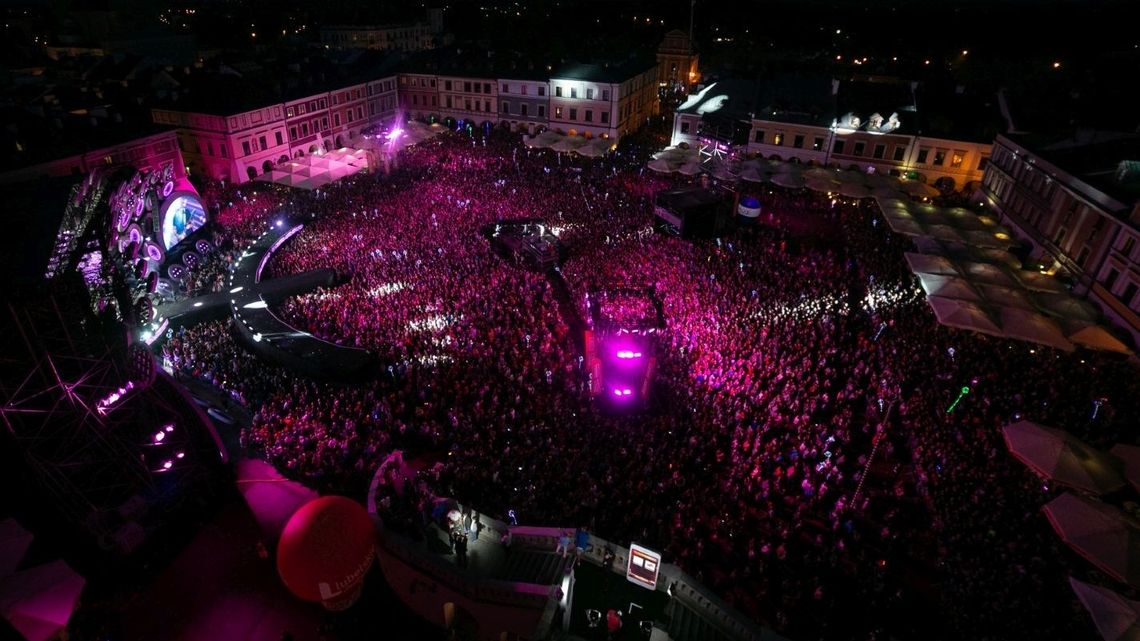 Wakacyjna Trasa Dwójki. Tłumy na koncercie w Zamościu [zdjęcia]