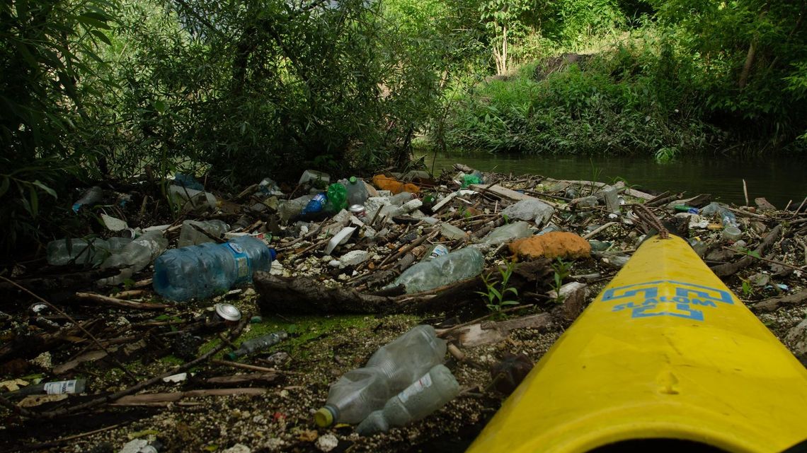 Wakacyjne „atrakcje”: kajakiem przez śmieci. Sterty odpadów zalegają na Bystrzycy Wakacyjne „atrakcje”: kajakiem przez śmieci. Sterty odpadów zalegają na Bystrzycy