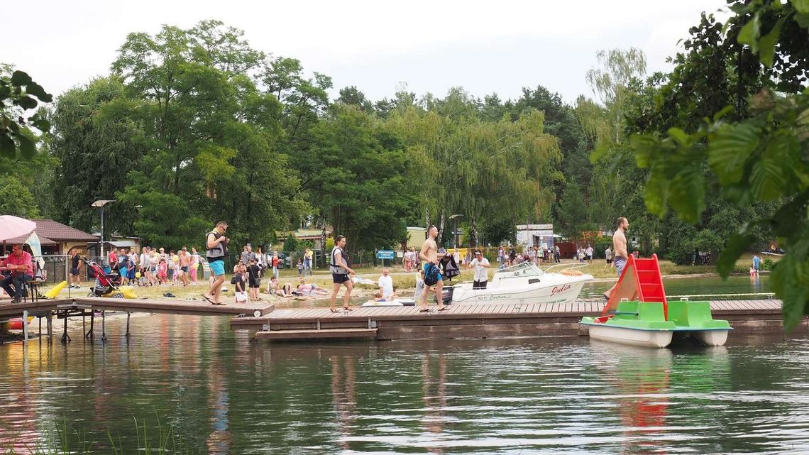 Wakacyjny konflikt nad jez. Białym: "Wielokrotne naruszenia prawa". Lokale stracą koncesję?