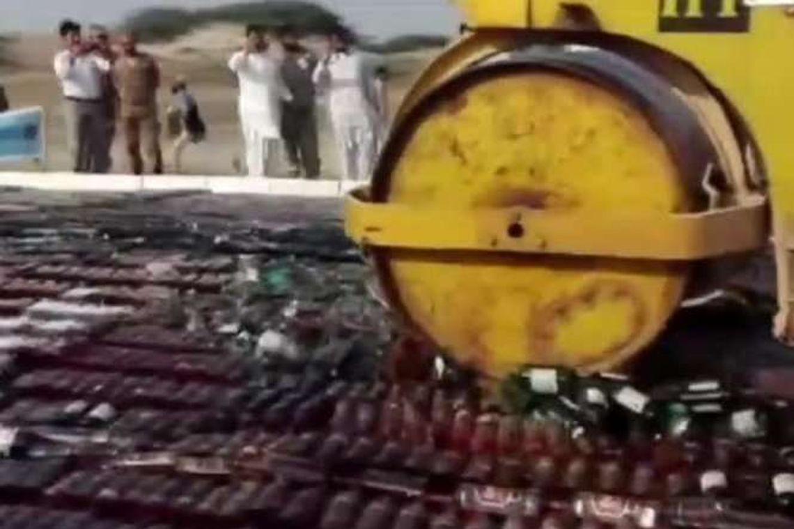 Walcem po tysiącach butelek alkoholu. Tak walczą z kontrabandą