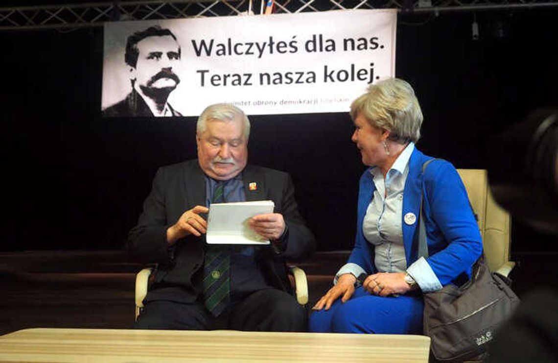 Wałęsa nie straci tytułu honorowego obywatela Puław