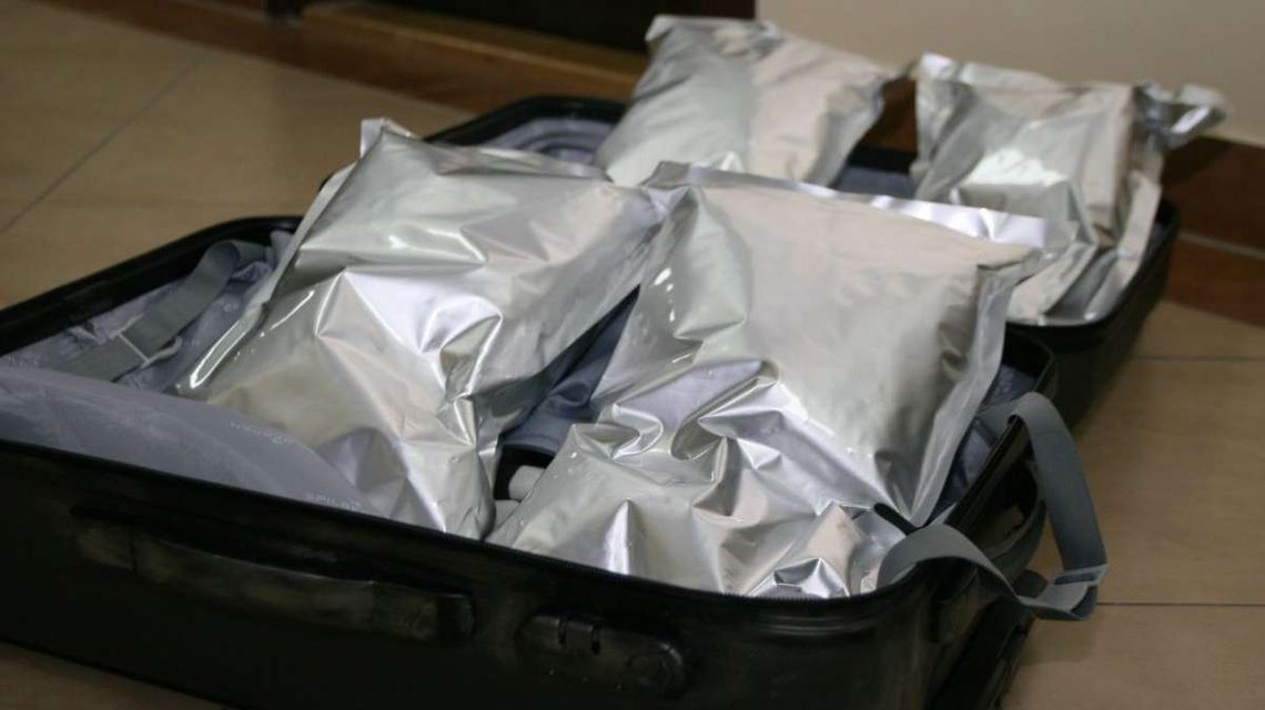 Walizka z niespodzianką. Policjanci już czekali aż pasażer wysiądzie z busa