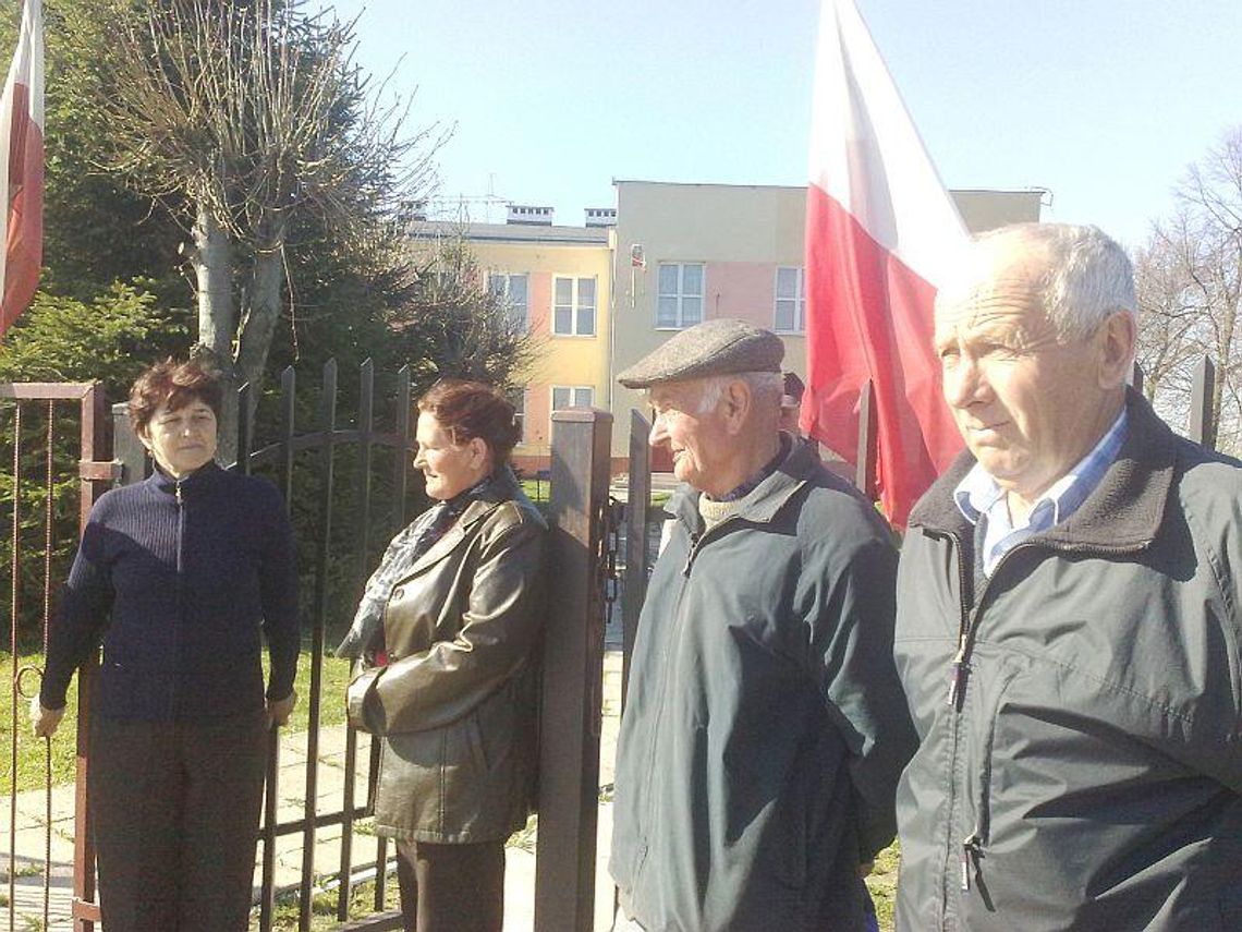Walka o szkołę w Brzozówce trwa. Interweniowała policja