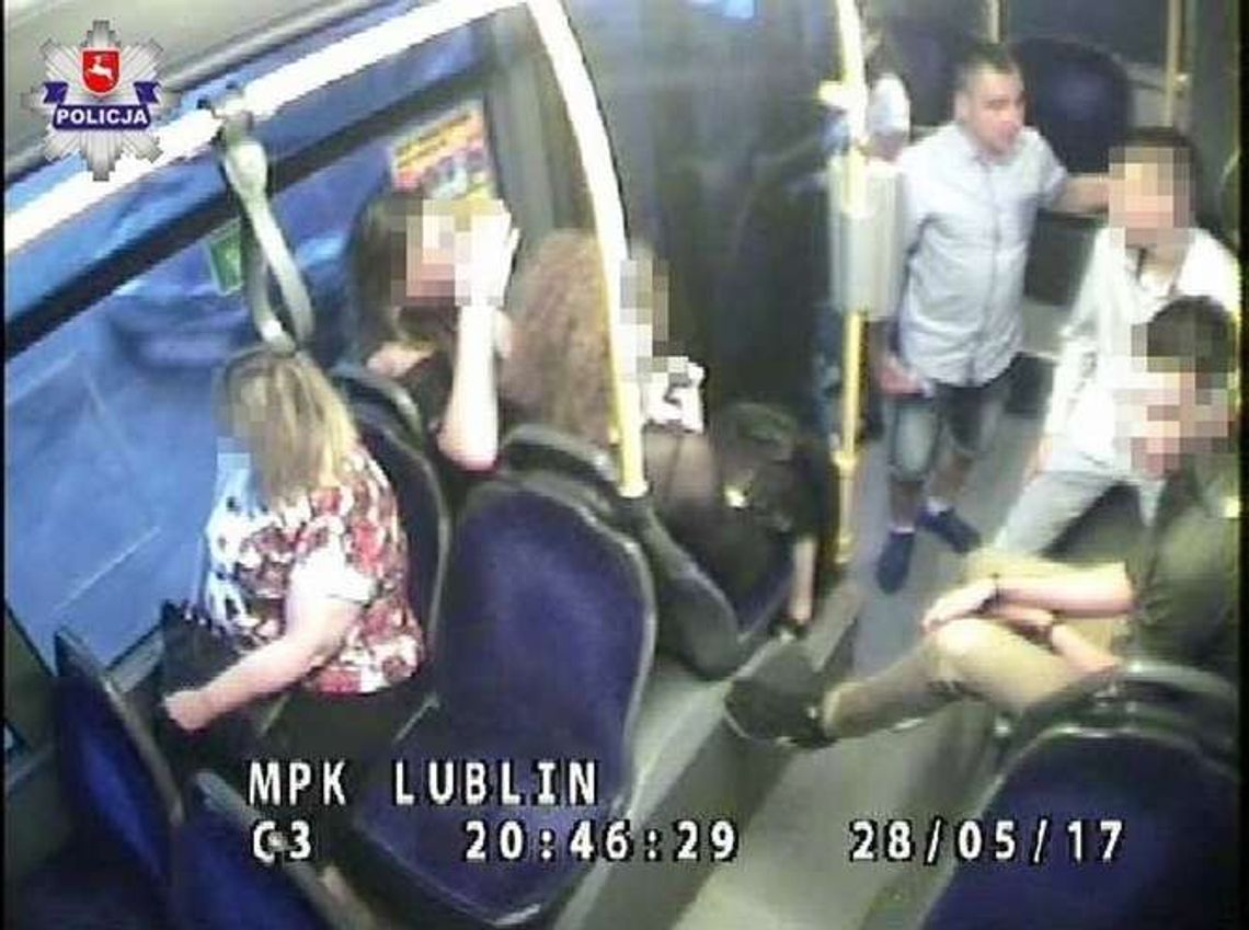Wandal poszukiwany. Mężczyzna zniszczył szybę w autobusie