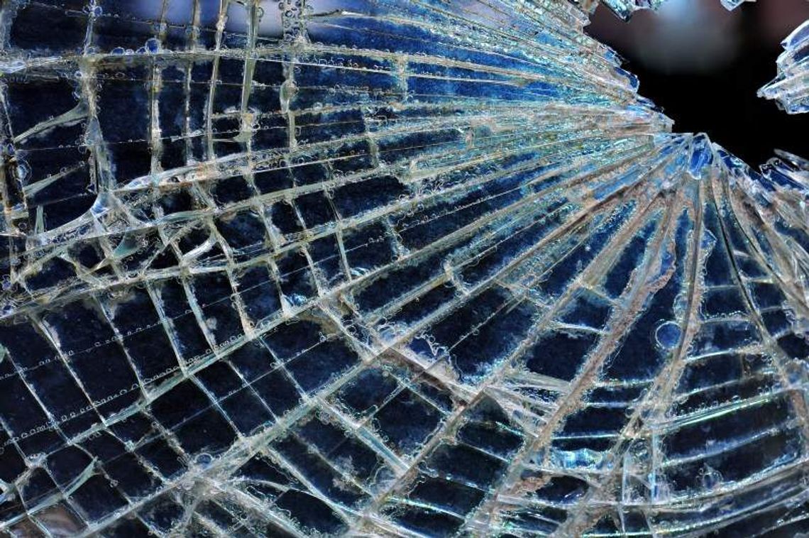 Wandal wybił szyby w bloku. Policjanci ruszyli śladem krwi