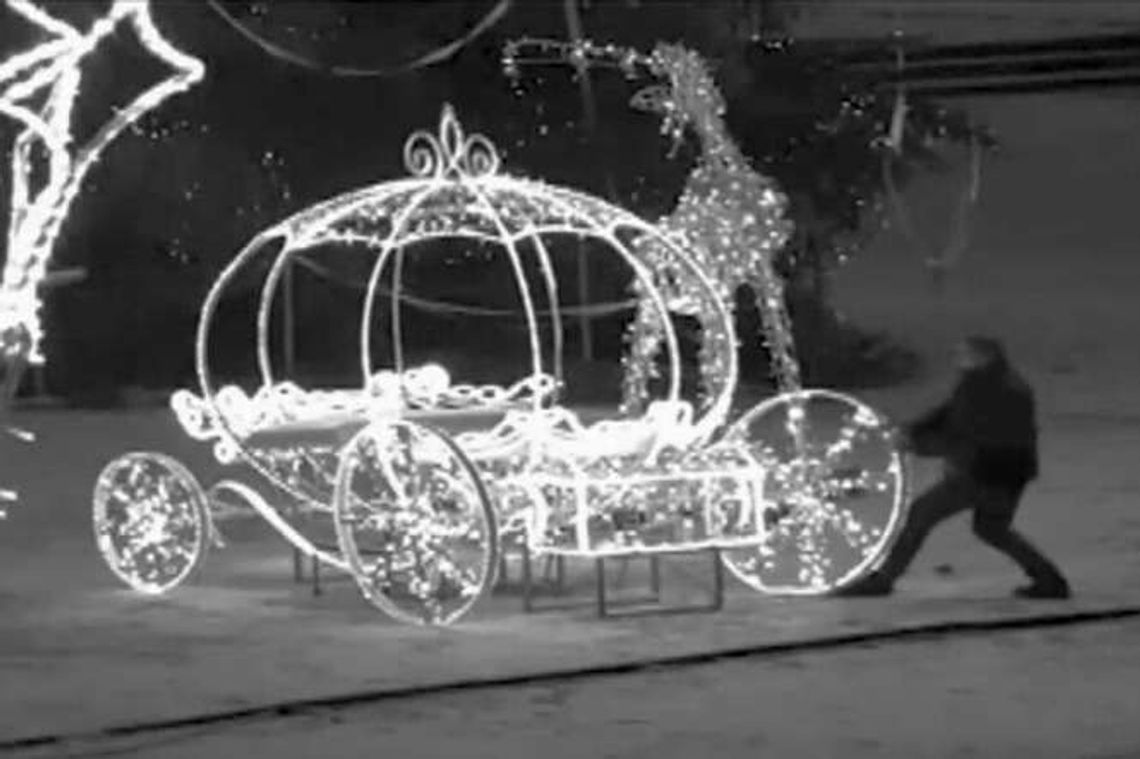 Wandal wyżywał się na karecie z reniferem. Wszystko nagrał monitoring Wandal wyżywał się na karecie z reniferem. Wszystko nagrał monitoring