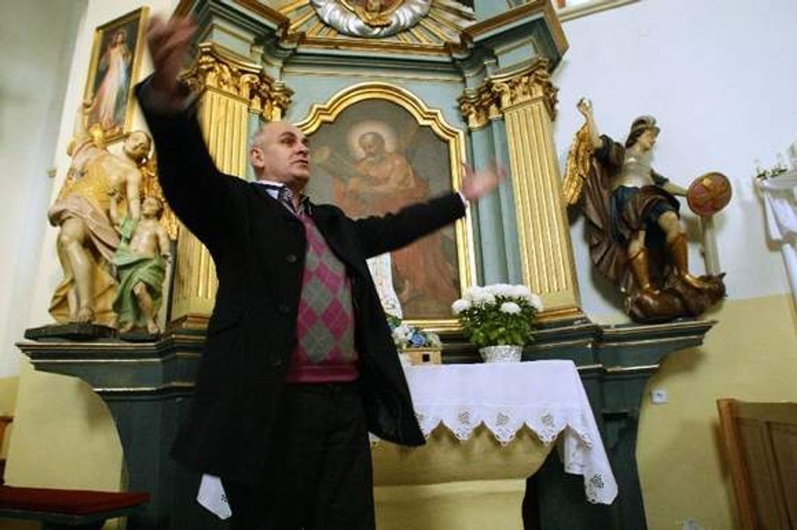 Wandal zdemolował kościół. Urwał nogi diabłu