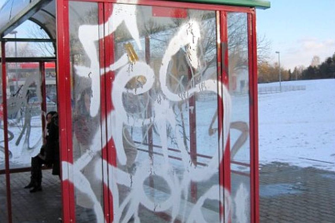 Wandale niszczą przystanki autobusowe. Ile to kosztuje?