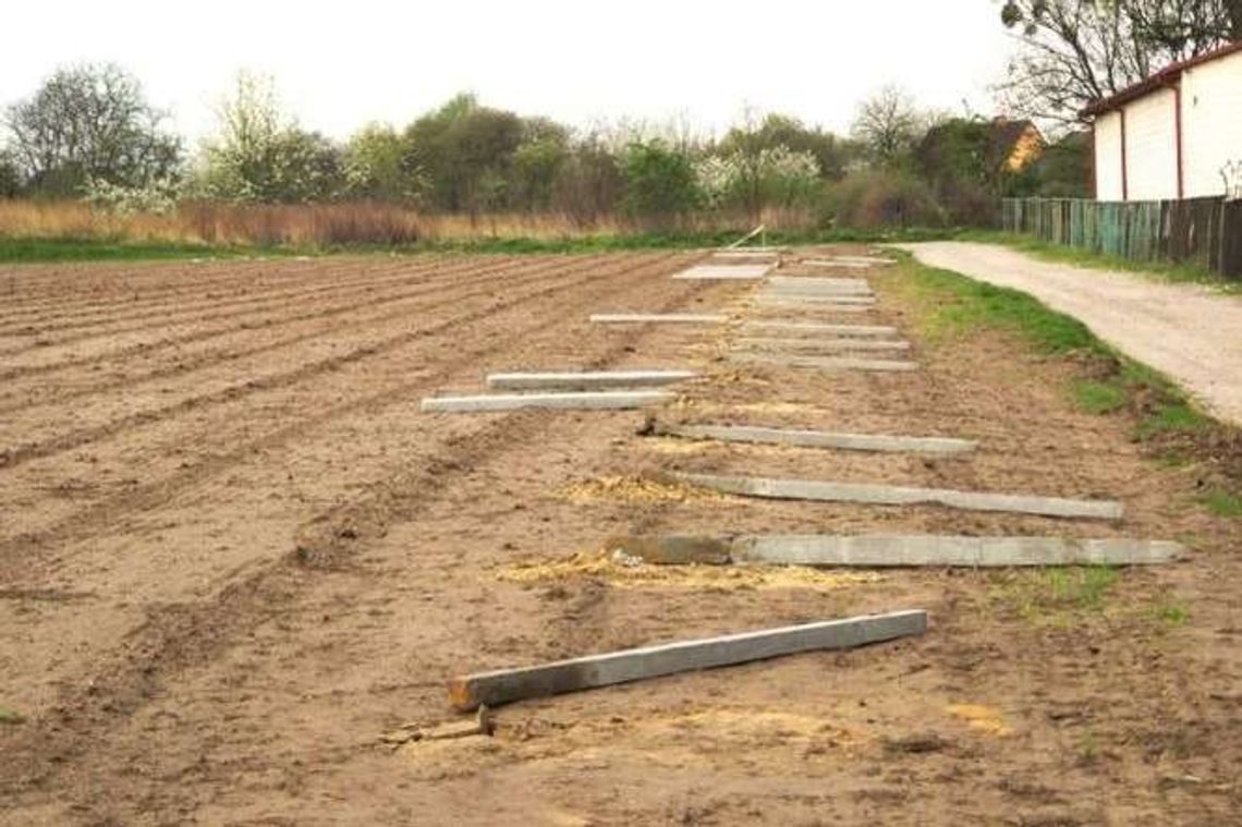 Wandale połamali betonowe słupy wkopane w ziemię. Nagroda za złapanie sprawców