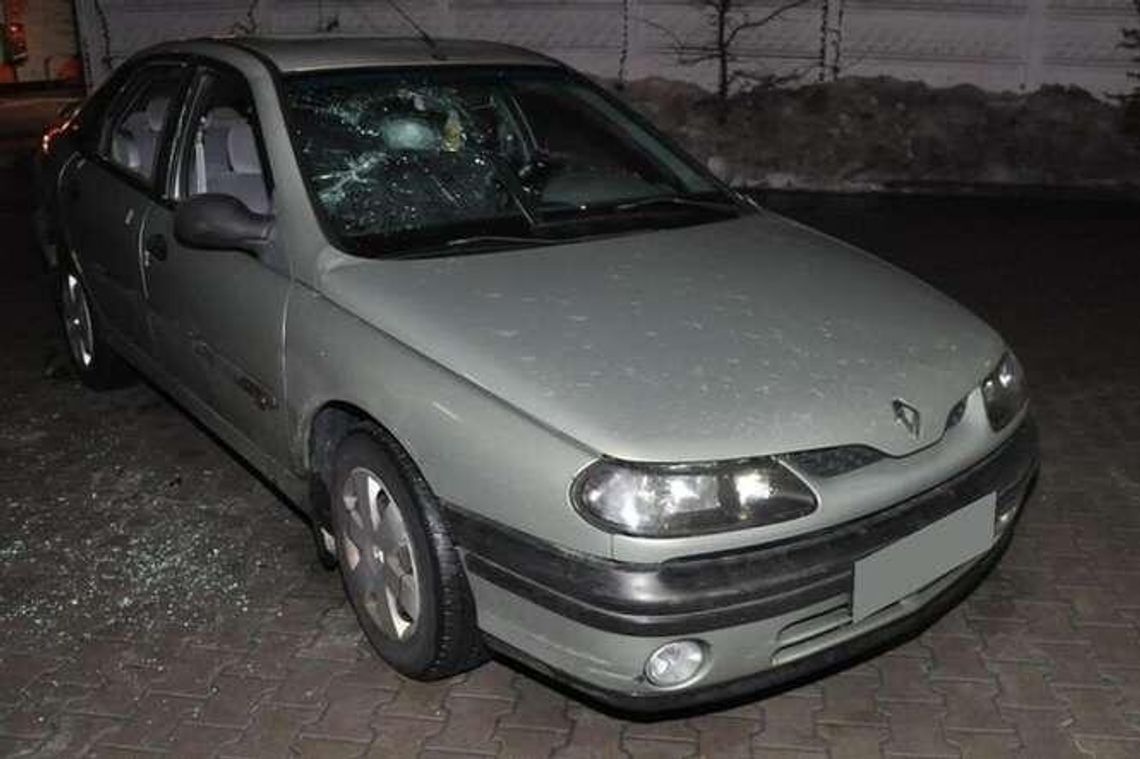 Wandale zdewastowali samochód. Wpadli po kilku dniach