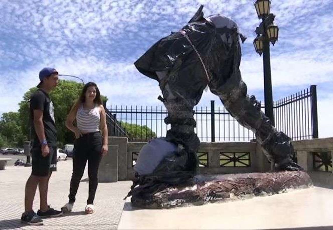 Wandale zniszczyli pomnik Leo Messiego w Buenos Aires (wideo)