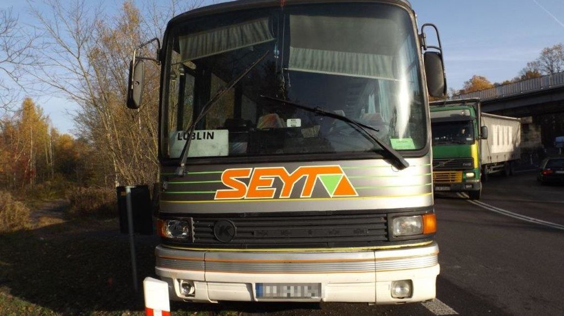 Wandzin: Autobus wjechał w BMW, kierująca ranna [zdjęcia]