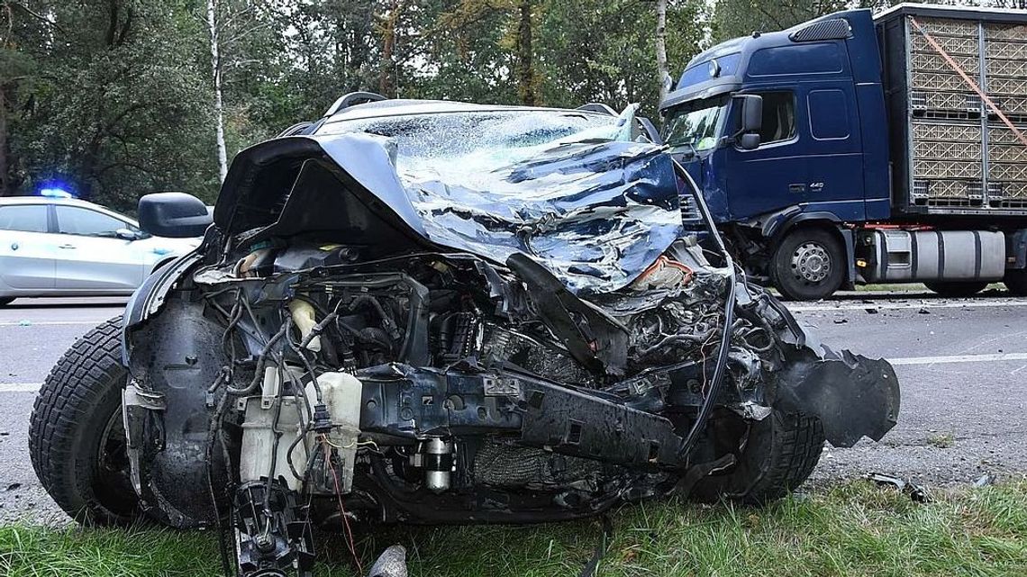 Wandzin: Volvo zjechało na przeciwny pas i uderzyło czołowo w ciężarówkę