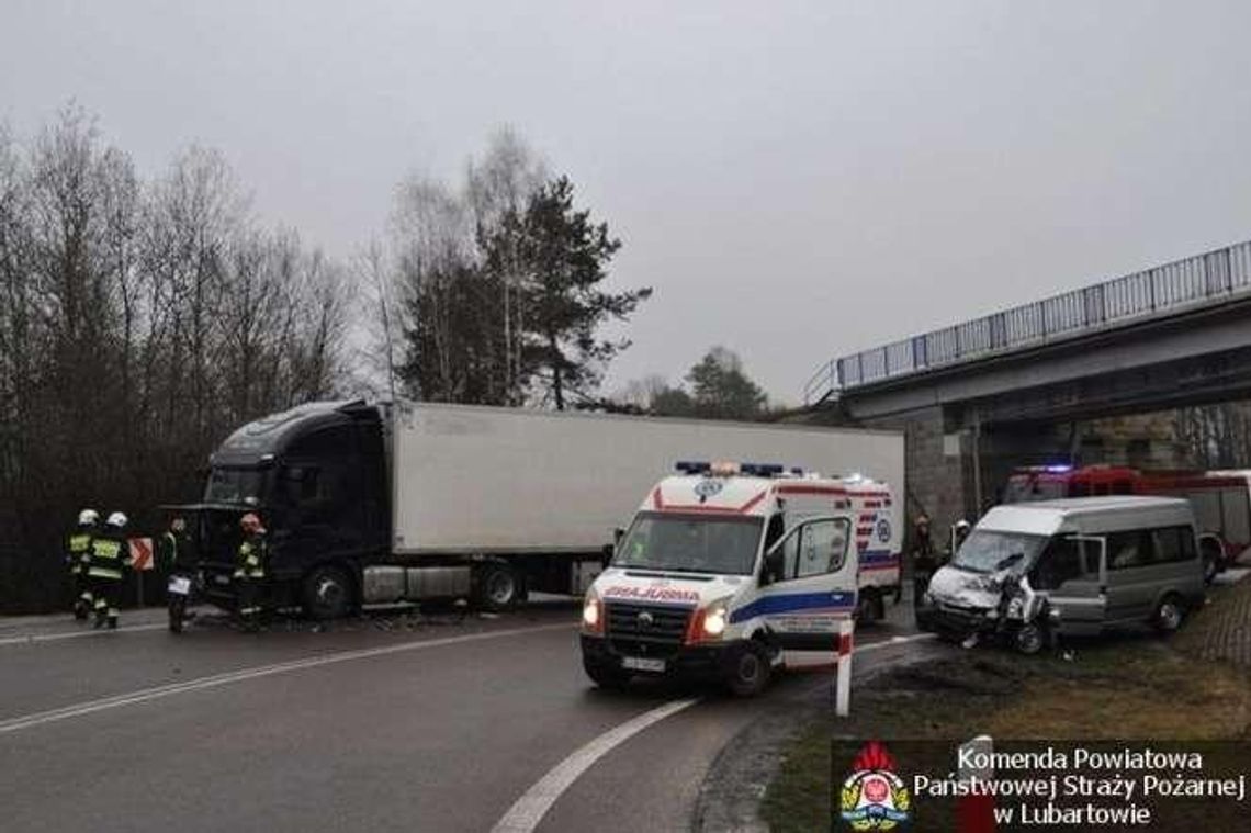Wandzin: Zderzenie ciężarówki z busem. Trzy osoby w szpitalu