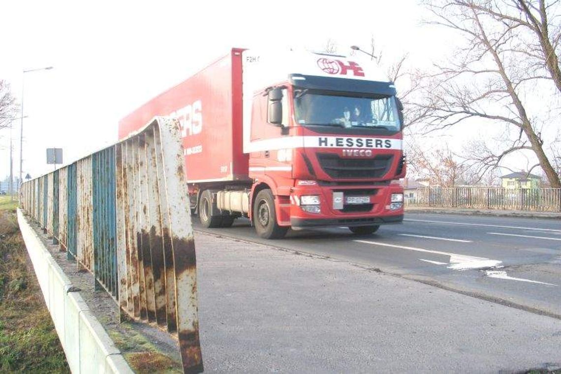Wąskie gardło nad Uherką. Będzie remont mostu w Chełmie Wąskie gardło nad Uherką. Będzie remont mostu w Chełmie