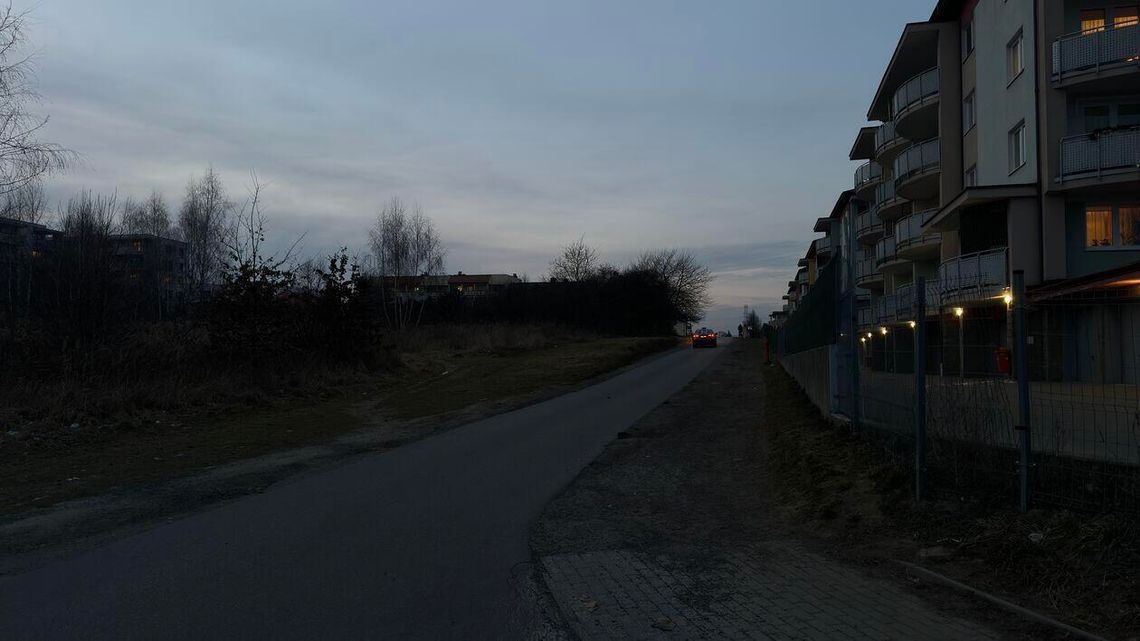 Wąsko, bez chodnika i latarni. Radna interweniuje po naszym tekście 