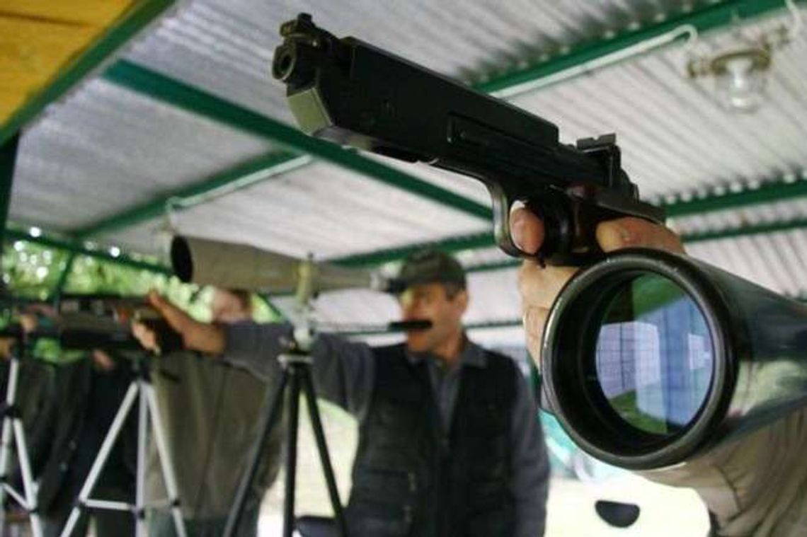 Wąwolnica: Mieszkańcy skarżą się na hałas ze strzelnicy. "Nie strzelajcie w niedzielę!"