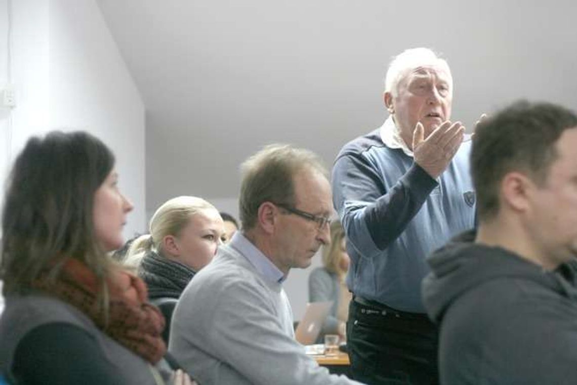 Wąwolnica. Oddają szkołę, żeby ratować finanse gminy