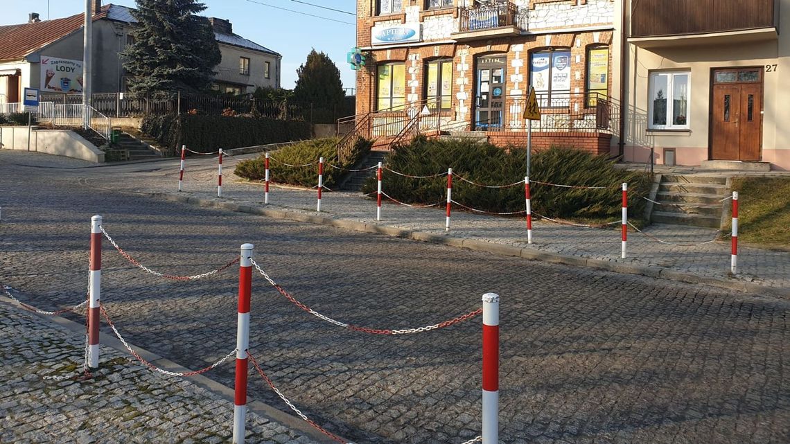 Wąwolnica: Pijany kierowca wjechał w kobietę na chodniku. Samochód przygniótł ją do słupka