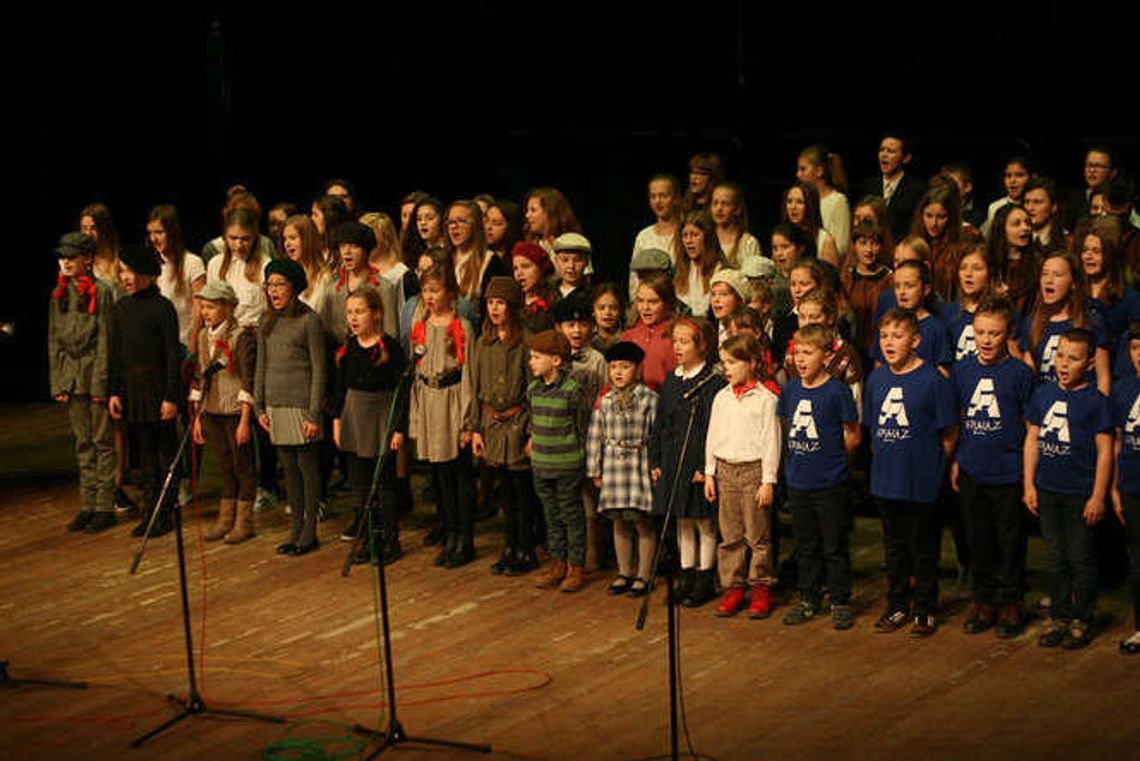 Ważny jest śpiew, ale i prezencja. Festiwal Hymnów Szkolnych w Puławach (zdjęcia)
