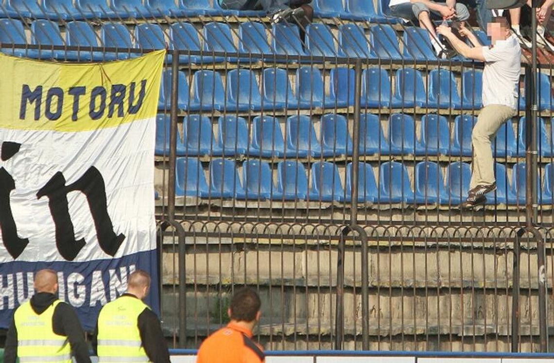 Wbiegł na murawę w czasie meczu Motoru. Surowa kara dla kibica Wbiegł na murawę w czasie meczu Motoru. Surowa kara dla kibica