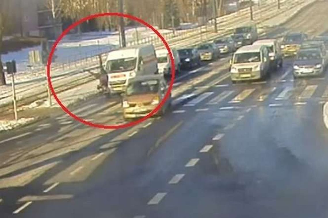 Wbiegła prosto pod koła i przeleciała w powietrzu. Moment wypadku