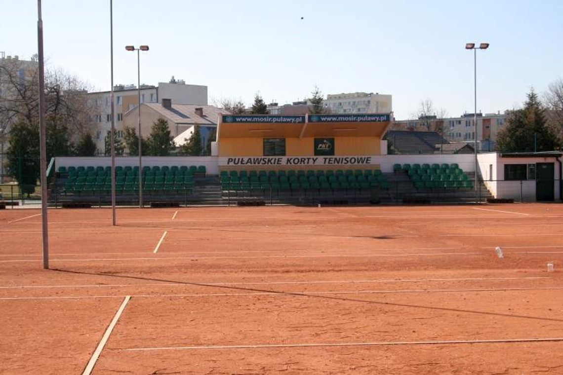 Wchodzą na kort. Z remontem