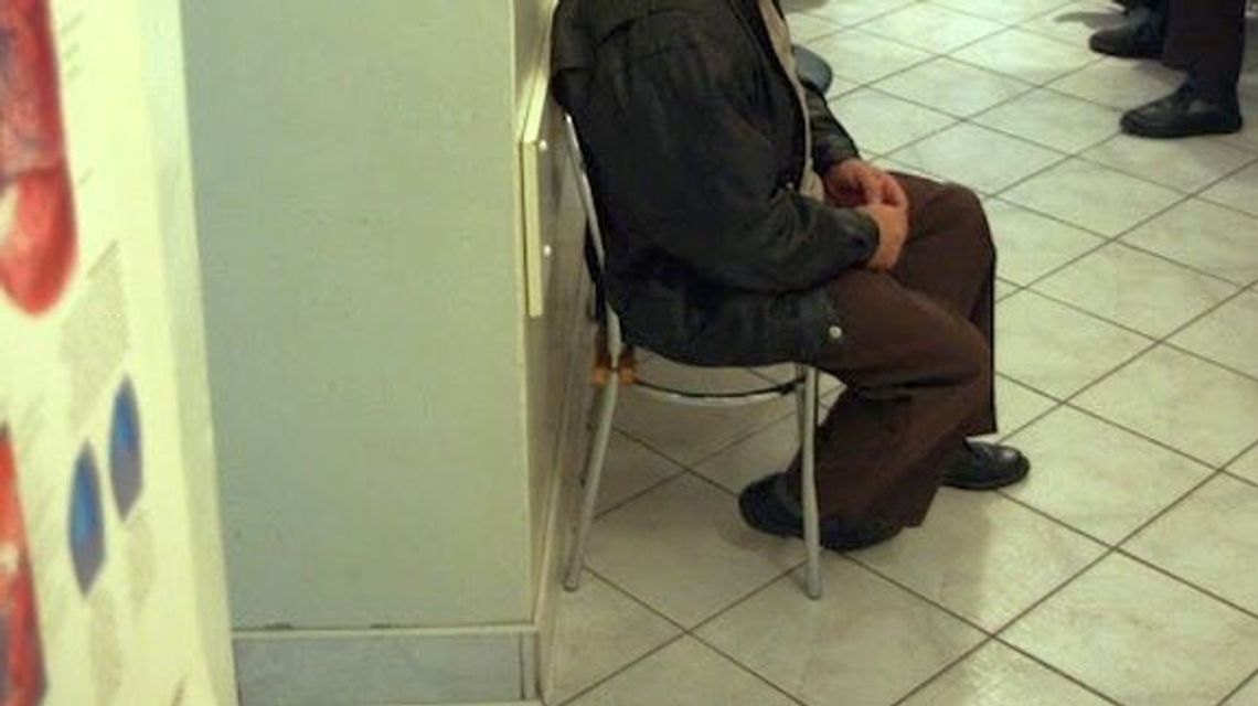 Wchodząc do lekarza, kurtkę z portfelem zostawił w poczekalni. Ona z tego skorzystała