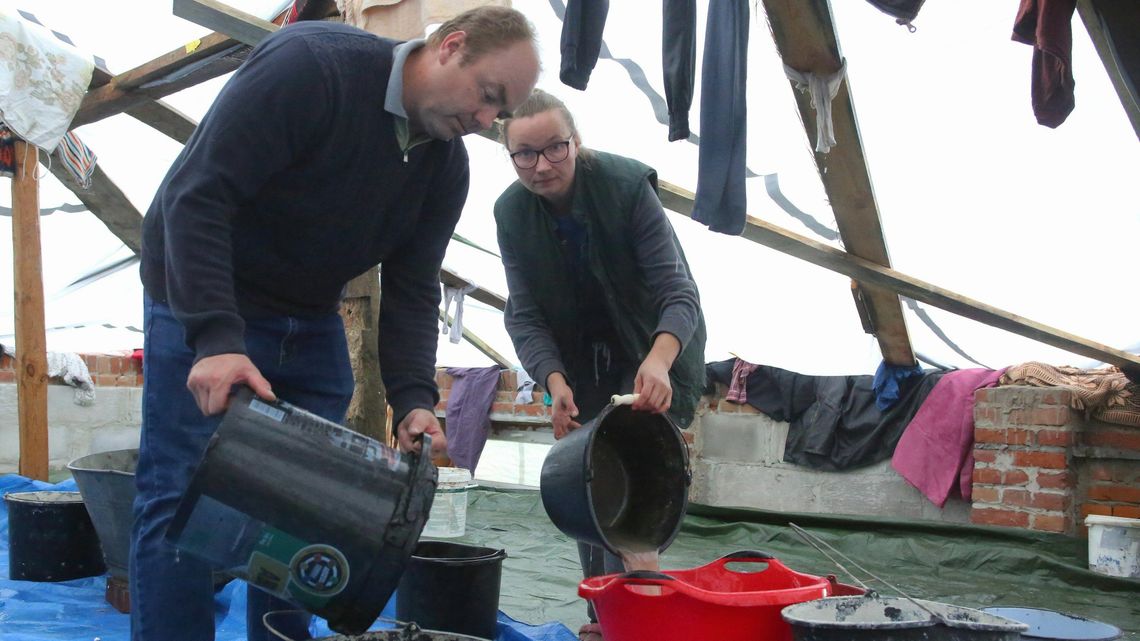 Wcześniej ich gospodarstwo zniszczyła nawałnica, a teraz zalał je deszcz. "To kolejny czarny wtorek dla naszej rodziny"