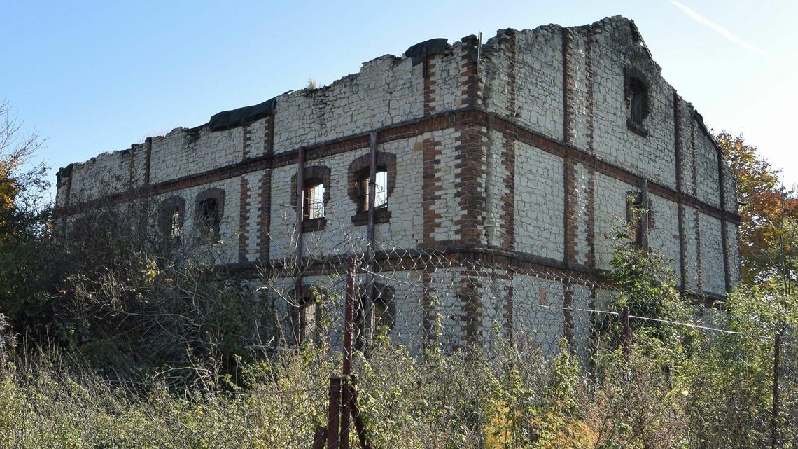 Wcześniej podeprą, czy się zawali. Szukają kogoś, kto zabezpieczy pozostałości zabytkowego spichlerza