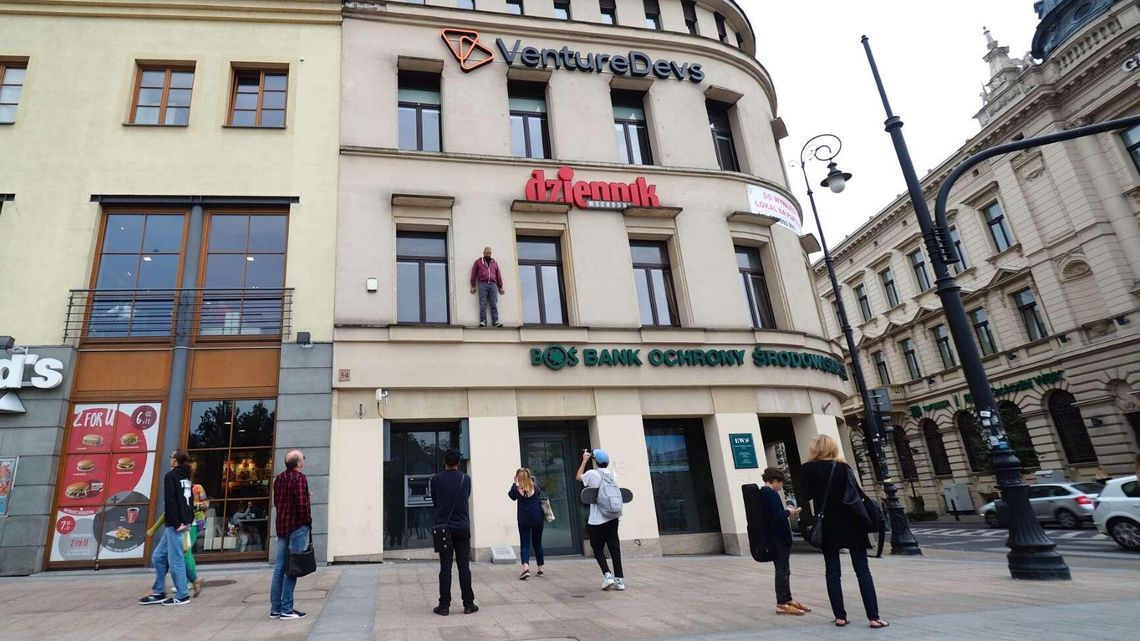 Wczoraj zabrali go policjanci. "Uchodźca" wrócił na gzyms kamienicy przy pl. Litewskim [wideo]